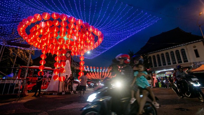 Pengendara melintas di bawah hiasan lampion di kawasan Pasar Gede, Solo, Jawa Tengah, Senin (9/2/2026). Panitia Imlek Solo memasang ribuan lampion di kawasan Pasar Gede untuk memeriahkan Tahun Baru Imlek 2026 sekaligus sebagai upaya meningkatkan daya tarik wisatawan saat perayaan Imlek di Kota Solo. ANTARA FOTO/Mohammad Ayudha/agr