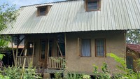 Misbah menyebut rumahnya sebagai Rumah Tanah. Terinspirasi dari rumah di peternakan Thailand dan rumah-rumah di Austria. Ia yang juga memiliki hobi berkebun bermimpi bisa membangun rumah 2 lantai dari material alami dan ramah lingkungan. Foto: Misbah Dwiyanto