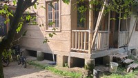 Rumah tersebut dibangun seperti rumah panggung, lantainya tidak menapak di tanah. Bagian kaki-kaki rumah tidak bisa disangga dengan bambu mengingat akan dibangun 2 lantai. Ia menggunakan beton dan semen. Lalu, lantai dasar juga memakai memakai beton yang telah diaci. Foto: Misbah Dwiyanto