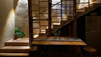 Untuk tangga, semuanya memakai kerangka bambu yang kemudian diisi dengan tanah. Interiornya pun dipercantik dengan lampu-lampu. Pada bagian lantai di atas, memakai gabungan multiplek dan bambu, bukan beton seperti lantai bawah. Foto: Misbah Dwiyanto