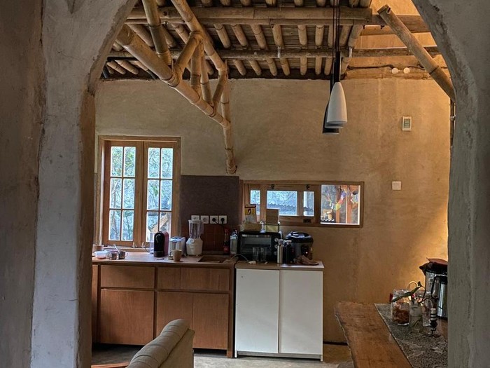 Potret Rumah Unik di Cimahi yang Dibangun Pakai Tanah dan Rangka Bambu