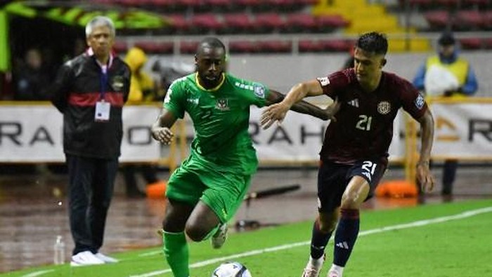 Saint Kitts and Nevis forward Omari Sterling-James (L) and Costa Ricas forward lvaro Zamora (R) fight for the ball during the 2026 FIFA World Cup Concacaf qualifier football match between Costa Rica and St. Kitts and Nevis at the National stadium in San Jose on June 6, 2024. (Photo by Ezequiel BECERRA / AFP)