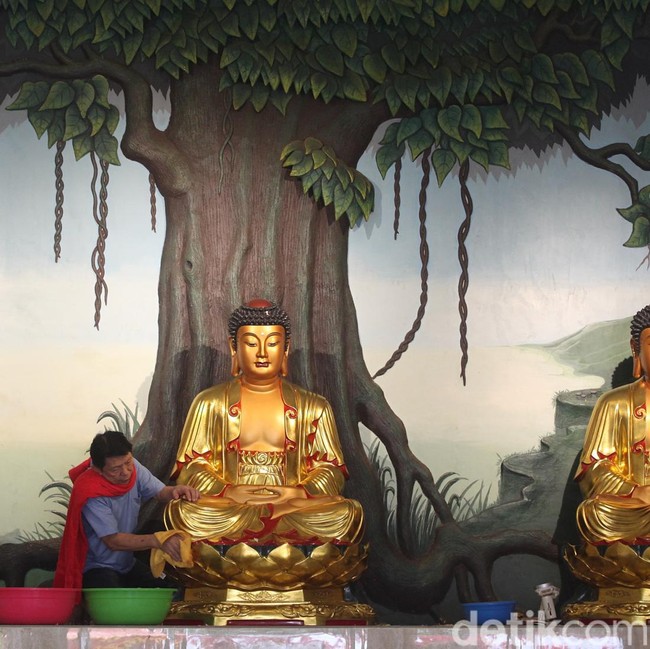 Sambut Imlek Tahun Kuda Api, Patung dan Wihara Dibersihkan