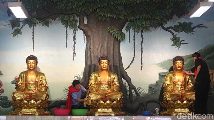 Pekerja membersihkan patung Buddha di Vihara Amurva Bhumi (Hok Tek Tjeng Sin), Setiabudi, Jakarta, Selasa (10/2/2026). Vihara tersebut menjadi tempat peribadatan tiga agama yaitu Budha, Konghucu dan Tao atau yang dikenal sebagai Tridharma.