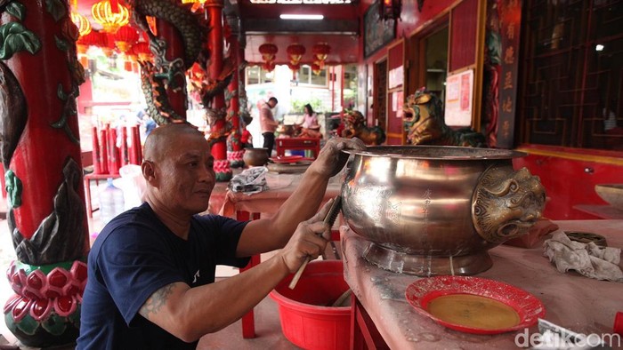 Pekerja membersihkan patung Buddha di Vihara Amurva Bhumi (Hok Tek Tjeng Sin), Setiabudi, Jakarta, Selasa (10/2/2026). Vihara tersebut menjadi tempat peribadatan tiga agama yaitu Budha, Konghucu dan Tao atau yang dikenal sebagai Tridharma.