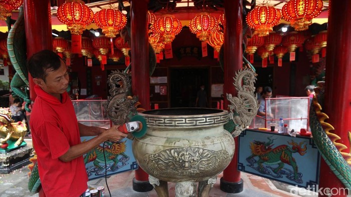 Pekerja membersihkan patung Buddha di Vihara Amurva Bhumi (Hok Tek Tjeng Sin), Setiabudi, Jakarta, Selasa (10/2/2026). Vihara tersebut menjadi tempat peribadatan tiga agama yaitu Budha, Konghucu dan Tao atau yang dikenal sebagai Tridharma.