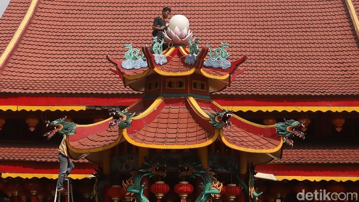 Pekerja membersihkan patung Buddha di Vihara Amurva Bhumi (Hok Tek Tjeng Sin), Setiabudi, Jakarta, Selasa (10/2/2026). Vihara tersebut menjadi tempat peribadatan tiga agama yaitu Budha, Konghucu dan Tao atau yang dikenal sebagai Tridharma.