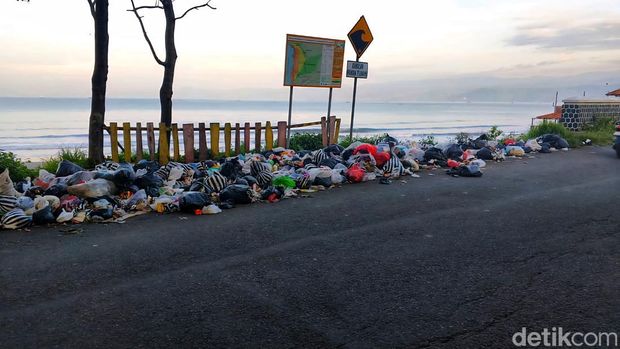 Sampah menumpuk di jalur Cipatuguran. Kondisi ini dikeluhkan warga setempat