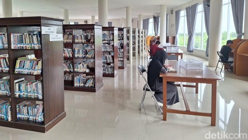 Sejumlah mahasiswa tengah membaca di Perpustakaan Kota Mataram, Selasa (10/2/2026).