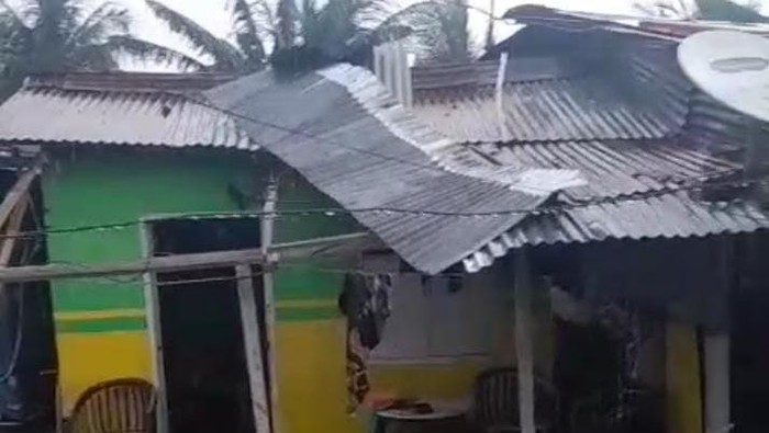 Sejumlah rumah di Kecamatan Tibawa, Kabupaten Gorontalo, rusak akibat angin puting beliung.