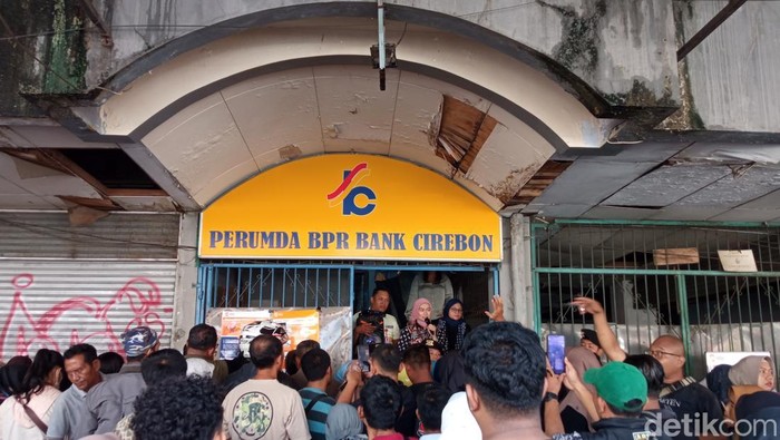 Sejumlah warga mendatangi kantor Perumda BPR Bank Cirebon