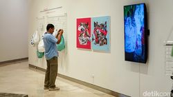 Seni Instalasi Limbah Plastik Suarakan Kritik Budaya Konsumtif