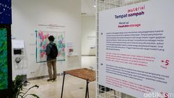 Seni Instalasi Limbah Plastik Suarakan Kritik Budaya Konsumtif