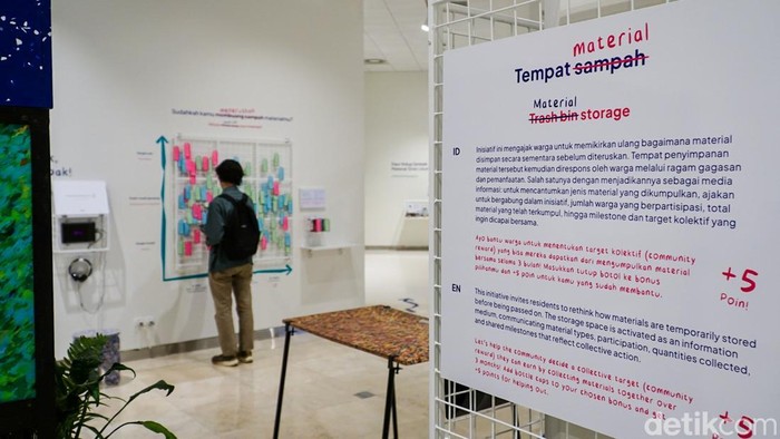 Pengunjung mengamati instalasi seni berbahan limbah plastik dalam pameran Bukan Tentang Sampah di Erasmus Huis, Jakarta Selatan, Selasa (10/2/2026).