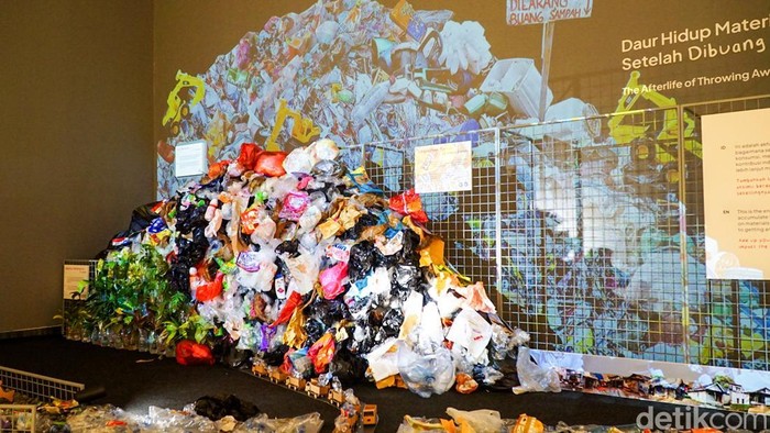 Pengunjung mengamati instalasi seni berbahan limbah plastik dalam pameran Bukan Tentang Sampah di Erasmus Huis, Jakarta Selatan, Selasa (10/2/2026).