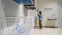 Seni Instalasi Limbah Plastik Suarakan Kritik Budaya Konsumtif