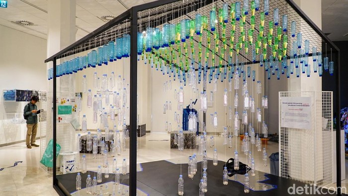 Pengunjung mengamati instalasi seni berbahan limbah plastik dalam pameran Bukan Tentang Sampah di Erasmus Huis, Jakarta Selatan, Selasa (10/2/2026).