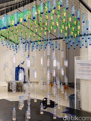 Seni Instalasi Limbah Plastik Suarakan Kritik Budaya Konsumtif