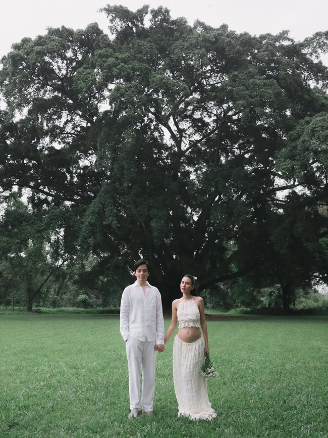 Angga Yunanda memilih tampilan simple dengan padanan kemeja dan celana linen putih. Gayanya selaras dengan sang istri yang juga minimalis. Foto: Instagram/@angga