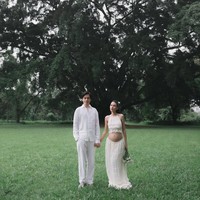 Angga Yunanda memilih tampilan simple dengan padanan kemeja dan celana linen putih. Gayanya selaras dengan sang istri yang juga minimalis. Foto: Instagram/@angga