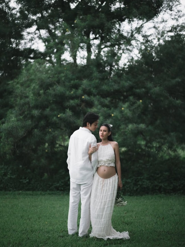 Halter neck berpotongan crop dengan detail ruffle menonjolkan siluet bahu dan leher, sekaligus memperlihatkan baby bump yang mulai terlihat jelas. Foto: Instagram/@angga