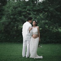 Halter neck berpotongan crop dengan detail ruffle menonjolkan siluet bahu dan leher, sekaligus memperlihatkan baby bump yang mulai terlihat jelas. Foto: Instagram/@angga