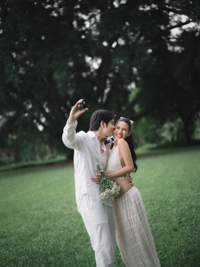 “Anniversary pernikahan pertama kami terasa lebih lengkap, karena ada keajaiban yang datang melengkapi. Alhamdulillah Tuhan menitipkan hadiah terindah di antara kami. Happy 1st anniversary & hi bayi!” tulis Angga Yunanda di keterangan foto. Foto: Instagram/@angga