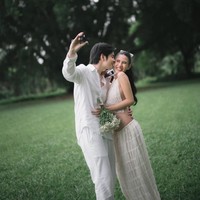 “Anniversary pernikahan pertama kami terasa lebih lengkap, karena ada keajaiban yang datang melengkapi. Alhamdulillah Tuhan menitipkan hadiah terindah di antara kami. Happy 1st anniversary & hi bayi!” tulis Angga Yunanda di keterangan foto. Foto: Instagram/@angga