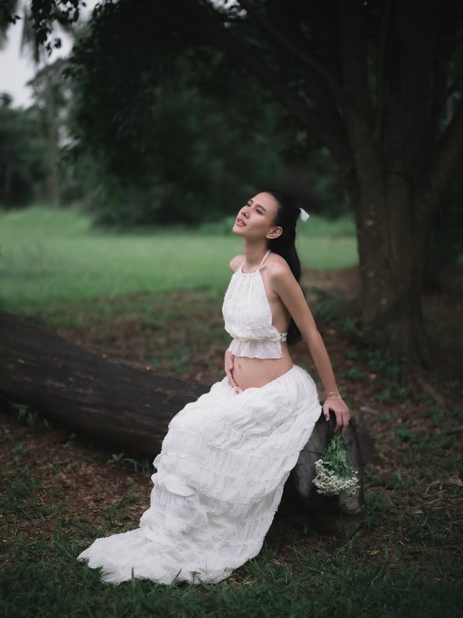 Untuk riasan wajah, Shenina memilih makeup minimalis dengan hasil akhir natural-glowing bernuansa nude-bronze. Rambut panjang Shenina ditata sleek ke belakang dan diikat tengah, menampilkan kesan feminin nan manis. Foto: Instagram/@angga