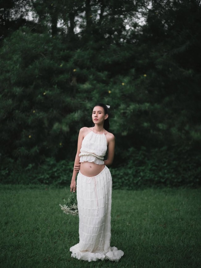 Shenina Cinnamon bergaya bohemian dengan mengenakan busana two-piece berupa atasan halter neck dan rok panjang bertekstur. Foto: Instagram/@angga