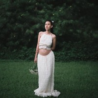 Shenina Cinnamon bergaya bohemian dengan mengenakan busana two-piece berupa atasan halter neck dan rok panjang bertekstur. Foto: Instagram/@angga