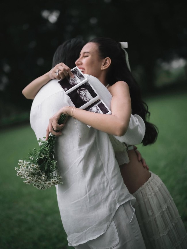 Shenina Cinnamon dan Angga Yunanda mengumumkan kabar gembira lewat Instagram. Shenina hamil anak pertama setelah satu tahun menikah. Foto: Instagram/@angga