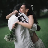 Shenina Cinnamon dan Angga Yunanda mengumumkan kabar gembira lewat Instagram. Shenina hamil anak pertama setelah satu tahun menikah. Foto: Instagram/@angga