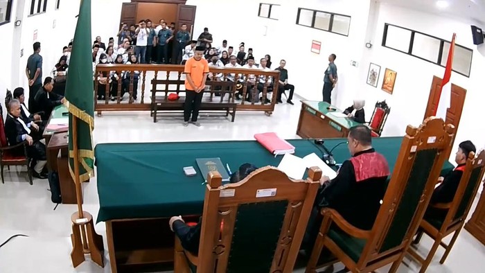 Sidang putusan terdakwa penganiaya guru di Trenggalek