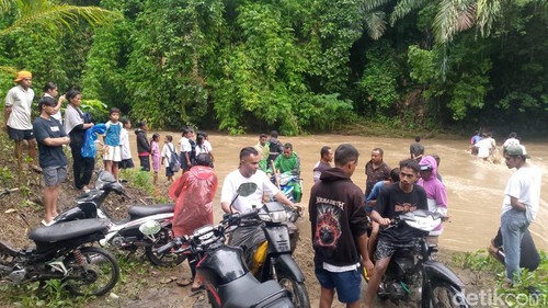 Siswa dan warga yang hendak menyeberang ke sekolah dan ke kampung tetangga terhambat karena banjir besar, Selasa (10/2/2026).