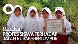 Video Siswa SD di Sukabumi Terjang Lumpur-Protes Jalan Rusak