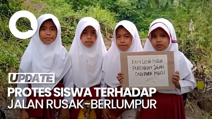 Siswa SD di Sukabumi Terjang Lumpur