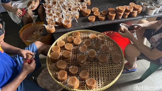 Suasana produksi kue keranjang di Kemantren Danurejan, Kota Jogja, Selasa (10/2/2026).
