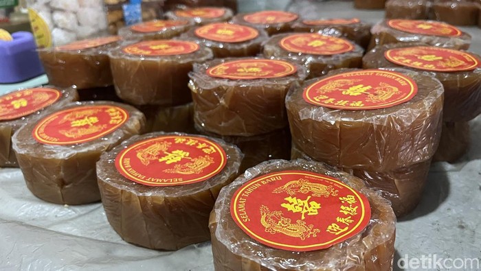Suasana produksi kue keranjang di Kemantren Danurejan, Kota Jogja, Selasa (10/2/2026).