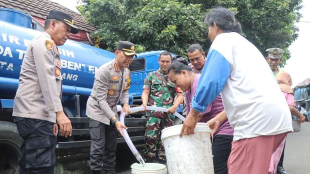 Sungai Cisadane, Kota Tangerang, Banten ikut tercemar pestisida yang mengakibatkan ikan-ikan mati. Polisi dan PDAM menyalurkan air bersih untuk warga, Selasa (10/2/2026).