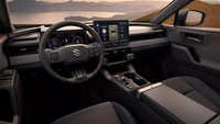 Masuk ke kabin, nuansa Toyota sangat kental, mulai tata letak hingga desain interior, kecuali logo Suzuki di lingkar kemudi. Foto: Dok. Suzuki