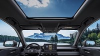 Fitur standarnya meliputi panel instrumen digital 12,3 inci, head-up display, layar infotainment 12,9 inci, wireless charging, lima port USB-C, serta paket lengkap sistem bantuan pengemudi alias ADAS. Foto: Dok. Suzuki