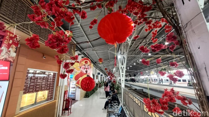 Stasiun Purwokerto dihias dengan ornamen Imlek yang serba berwarna merah, Selasa (10/2/2026).