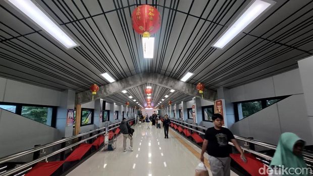 Tahun Baru Imlek Stasiun Purwokerto dihias dengan ornamen Imlek yang serba berwarna merah, Selasa (10/2/2026).