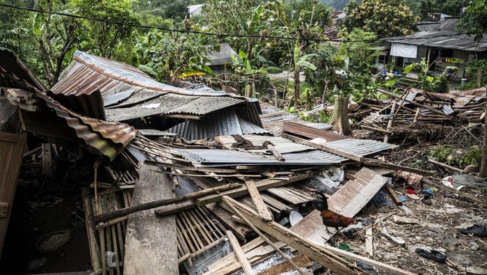 Kondisi rumah warga yang ambruk terdampak bencana tanah bergerak di Kampung Sekip, Jangli, Tembalang, Semarang, Jawa Tengah, Selasa (10/2/2026). BPBD Kota Semarang mencatat sebanyak 15 rumah mengalami kerusakan, jalan akses menuju kampung amblas, serta saluran air PDAM rusak akibat bencana tanah bergerak yang dipicu hujan dengan intensitas tinggi pada Kamis (5/2) hingga Jumat (6/2) dini hari. ANTARA FOTO/Aprillio Akbar/wsj.
