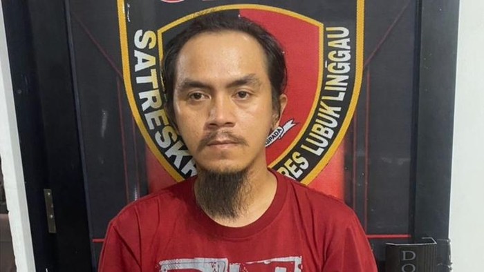 Terdakwa Ardo yang menganiaya istrinya sendiri hingga tewas divonis 15 tahun penjara