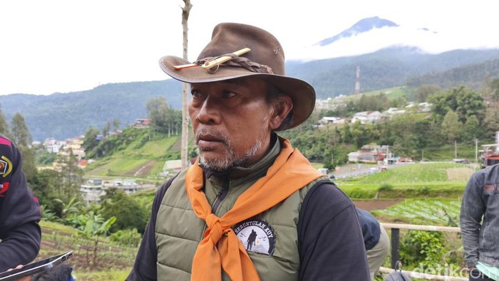 Ketua Penguatan Pencarian Yasid dari Wanadri, Badawi, saat ditemui di Kawasan Wisata Bukit Mitis, Tawangmangu, Selasa (10/2/2026).