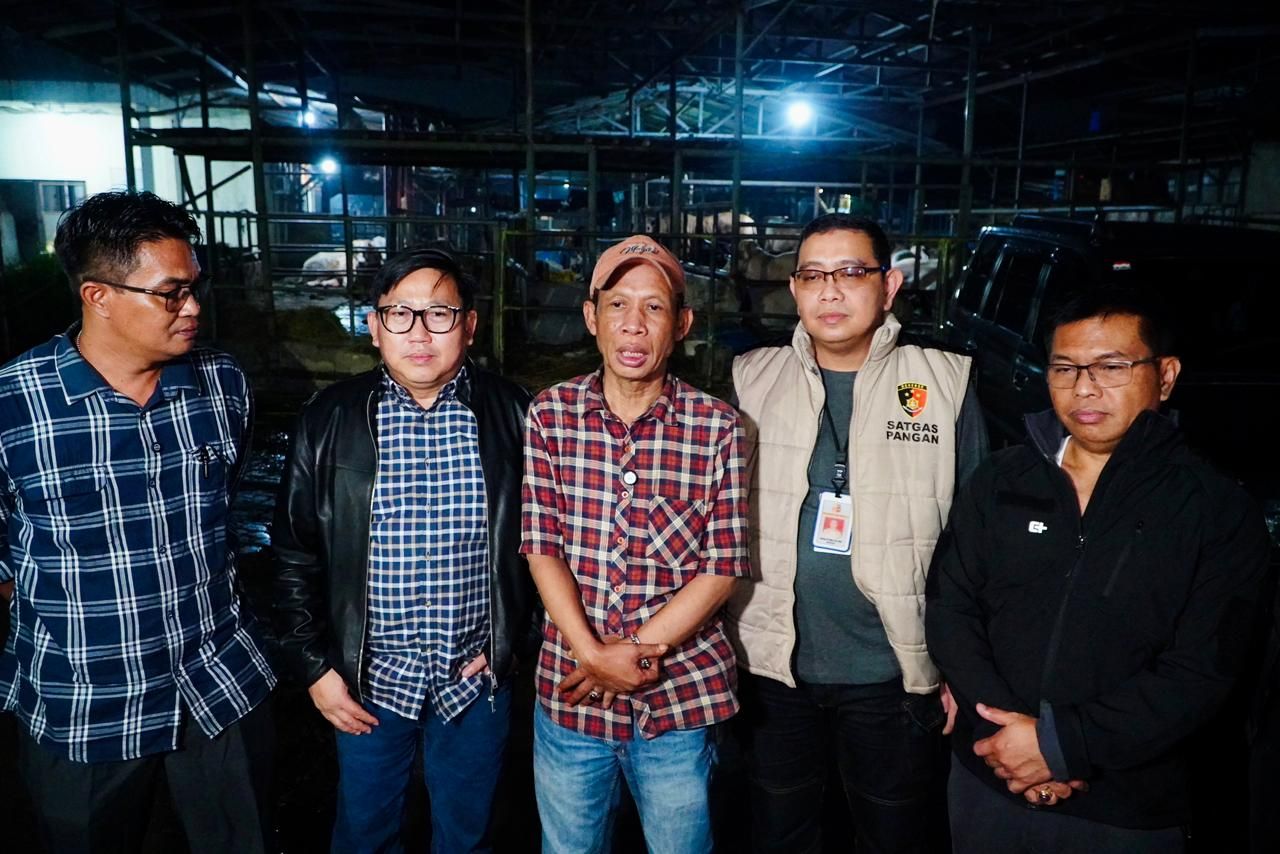 Tim Saber Pelanggaran Harga dan Keamanan Pangan yang terdiri dari unsur Kementerian Pertanian, Badan Pangan Nasional, POLRI, dinas yang membidangi perdagangan provinsi dan kabupaten/kota telah melaksanakan inspeksi mendadak di RPH Jatimulya Bekasi dan RPH Dharma Jaya Cakung pada Minggu, 8 Februari 2026.  (Dok. Bapanas)