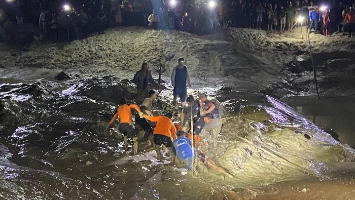 Tim SAR gabungan bersama masyarakat mengevakuasi jasad korban.