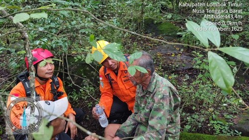 Tim SAR Mataram evakuasi lansia tersesat di hutan Jeringo, Lombok Timur, NTB. (Foto: SAR Mataram)